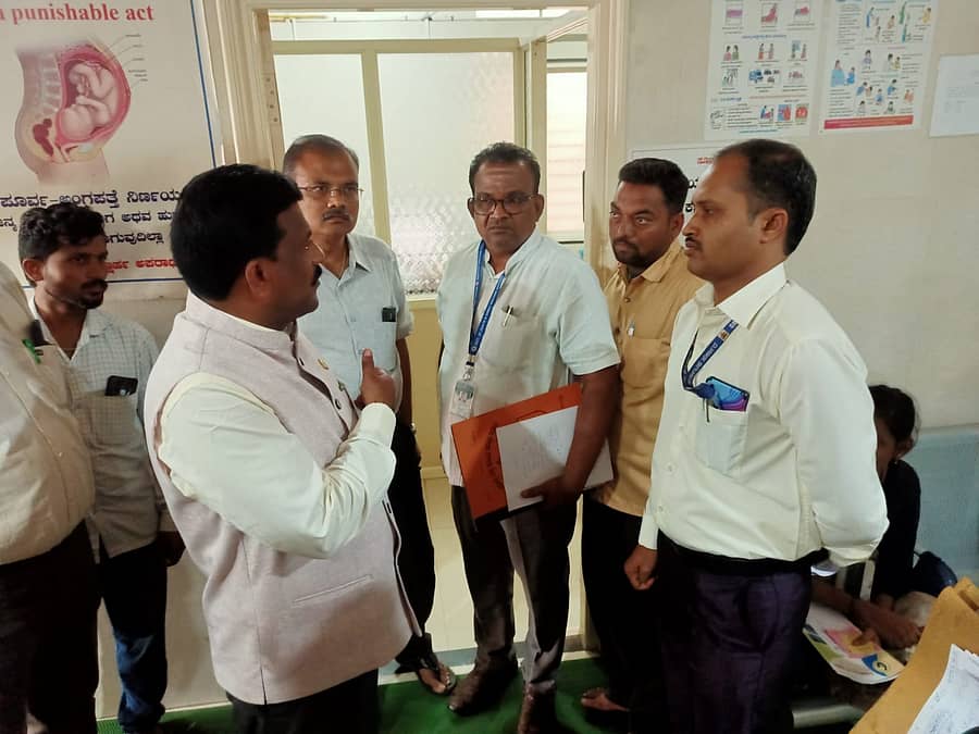 <div class="paragraphs"><p>ಹರಪನಹಳ್ಳಿ ವಿವಿಧ ಆಸ್ಪತ್ರೆಗಳಿಗೆ ರಾಜ್ಯ ಮಕ್ಕಳ ಹಕ್ಕುಗಳ ರಕ್ಷಣಾ ಆಯೋಗದ ಸದಸ್ಯ ಶಶಿಧರ ಕೋಸಂಬೆ ಗುರುವಾರ ಭೇಟಿ ನೀಡಿ ಪರಿಶೀಲನೆ ನಡೆಸಿದರು.</p></div>